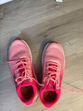 Girls under armour shoes Size 5Y